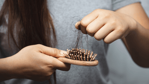 Perte de cheveux post-partum : comprendre et agir pour retrouver de la densité - AUBE