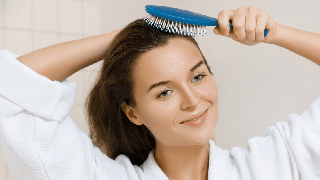 Pourquoi le brossage régule le sébum et rend les cheveux plus brillants - AUBE